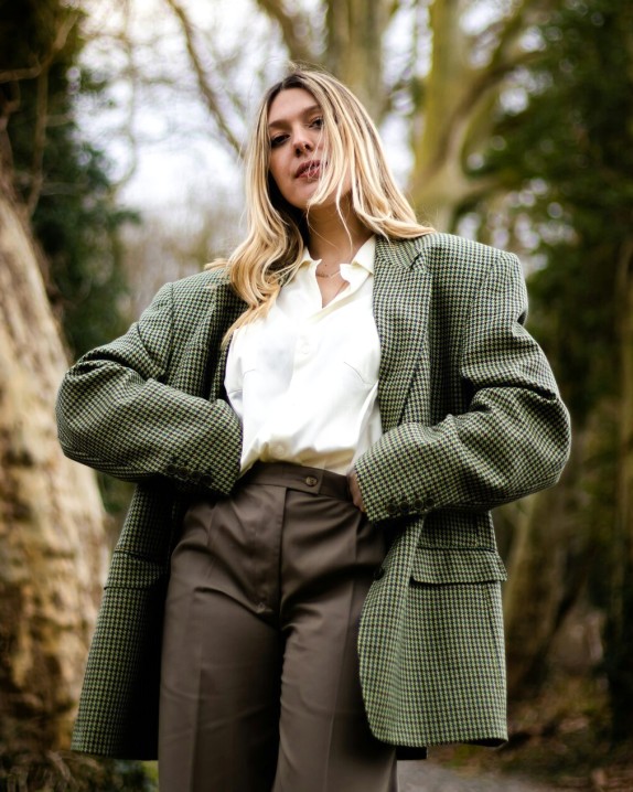 Model trägt nachhaltige Jacke